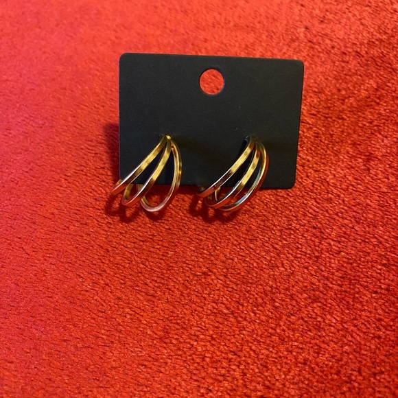 🌷$2 Bundle Add-on ~ Gold Tone 3 Three Layer Hoop Earrings - Picture 1 of 6